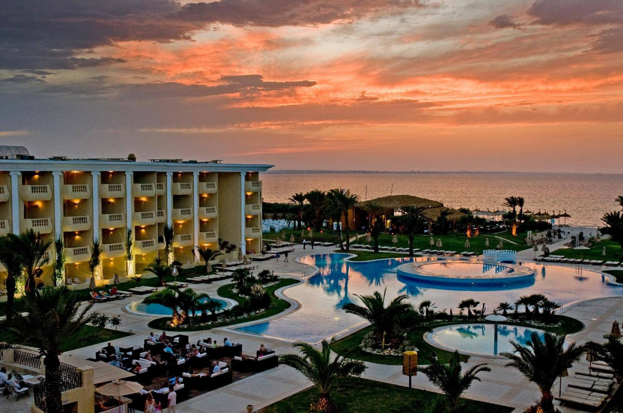 Royal Thalassa Monastir Exterior foto Sunset at the Iberostar Grand Hotel at Playa del Inglés, Gran Canaria