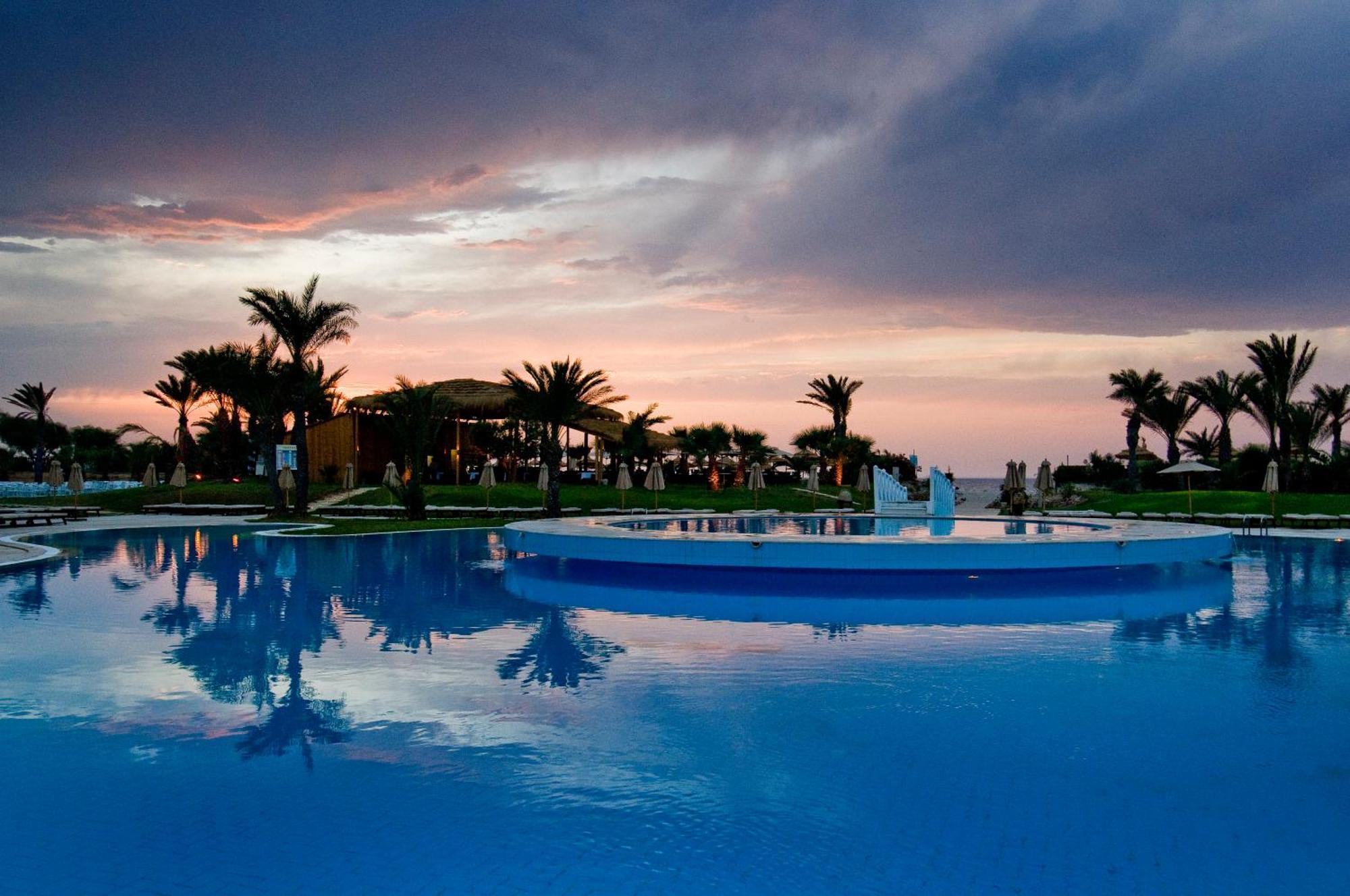 Royal Thalassa Monastir Exterior foto Sunset at the El Alamein resort