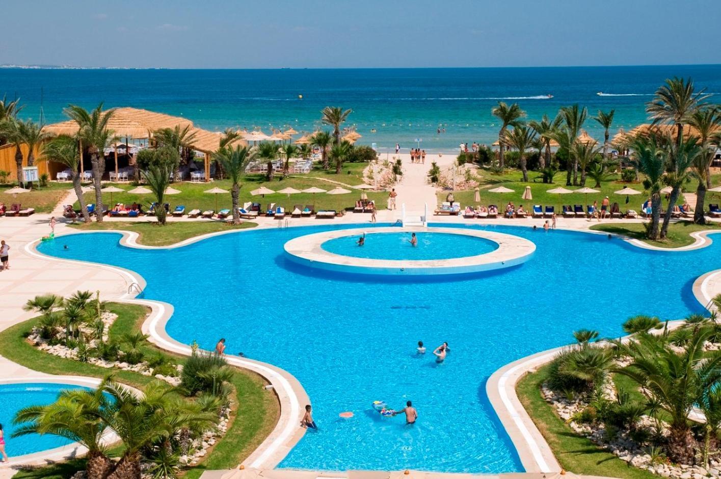 Royal Thalassa Monastir Exterior foto The swimming pool at the Iberostar Grand Hotel Melia, in Playa de los Caños, Huelva, Spain