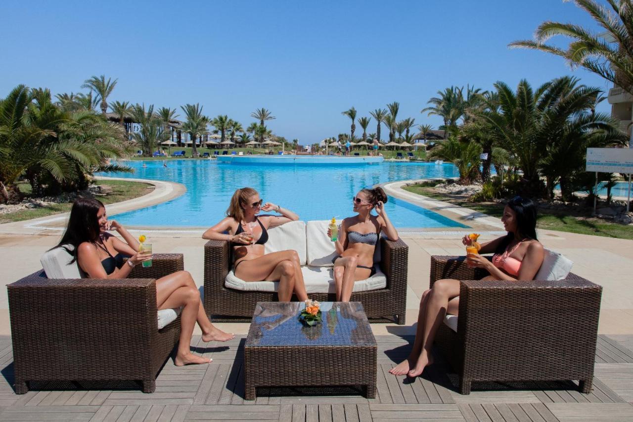 Royal Thalassa Monastir Exterior foto The swimming pool at the hotel